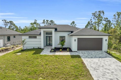 House in Port Charlotte, Florida 4 bedrooms, 178.09 sq.m. № 2215235