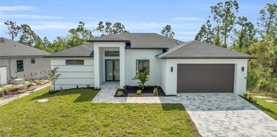 House in Port Charlotte, Florida 4 bedrooms, 178.09 sq.m. № 2215235