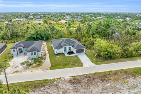 House in Port Charlotte, Florida 4 bedrooms, 178.09 sq.m. № 2215235 - photo 4