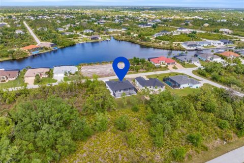 House in Port Charlotte, Florida 4 bedrooms, 178.09 sq.m. № 2215235 - photo 6