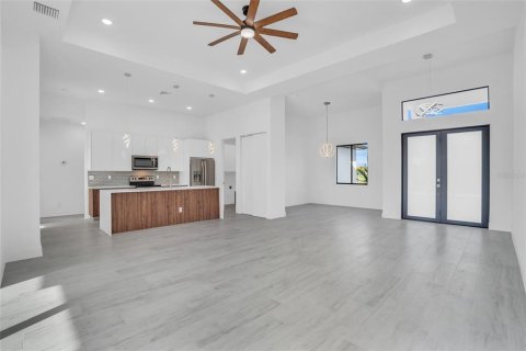 House in Port Charlotte, Florida 4 bedrooms, 178.09 sq.m. № 2215235 - photo 16