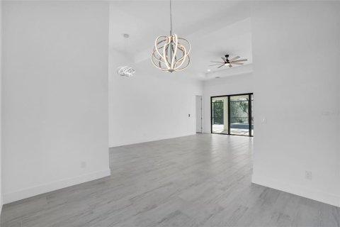 House in Port Charlotte, Florida 4 bedrooms, 178.09 sq.m. № 2215235 - photo 23