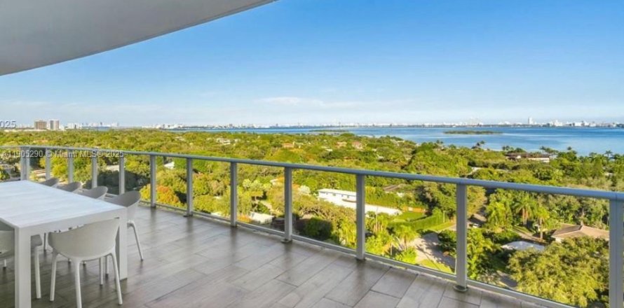 Кондоминиум с 3 спальнями в Майами, Флорида № 1955990