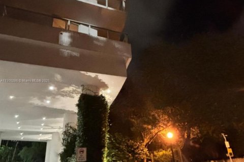 Снять в аренду кондоминиум в Майами, Флорида 3 спальни, 151.06м2, № 1955990 - фото 2