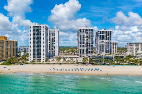 Condominio en venta en Hollywood, Florida, 2 dormitorios, 130.06 m2 № 1812199 - foto 1