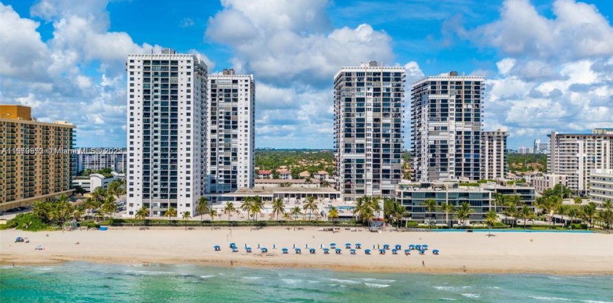 Condominio en Hollywood, Florida, 2 dormitorios  № 1812199
