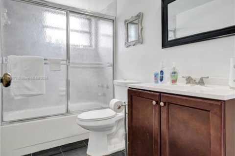 Condominio en venta en Hollywood, Florida, 2 dormitorios, 130.06 m2 № 1812199 - foto 23