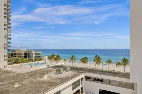 Condominio en venta en Hollywood, Florida, 2 dormitorios, 130.06 m2 № 1812199 - foto 2