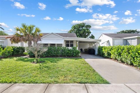 Villa ou maison à vendre à Hollywood, Floride: 2 chambres, 82.03 m2 № 2082204 - photo 2