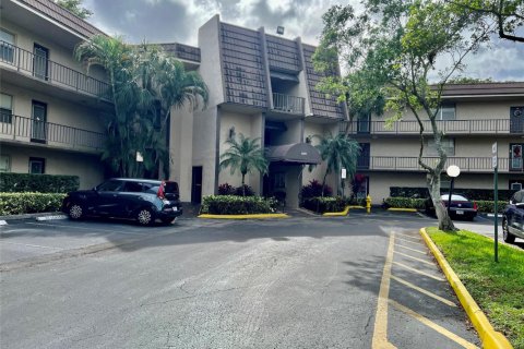 Condo in Tamarac, Florida, 2 bedrooms  № 970415 - photo 1