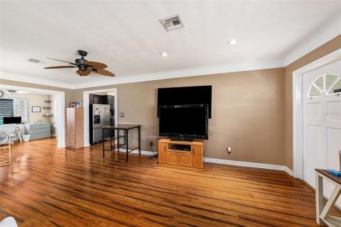House in Saint Petersburg, Florida 2 bedrooms, 104.42 sq.m. № 1886822 - photo 8