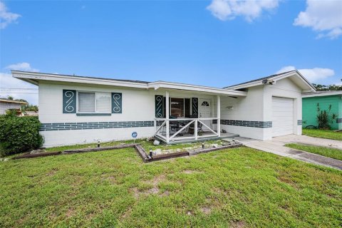 House in Saint Petersburg, Florida 2 bedrooms, 104.42 sq.m. № 1886822 - photo 3