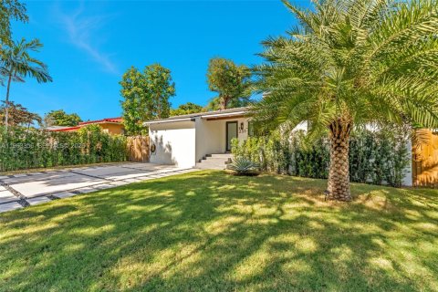 Villa ou maison à louer à Miami, Floride: 3 chambres, 142.88 m2 № 2025184 - photo 2