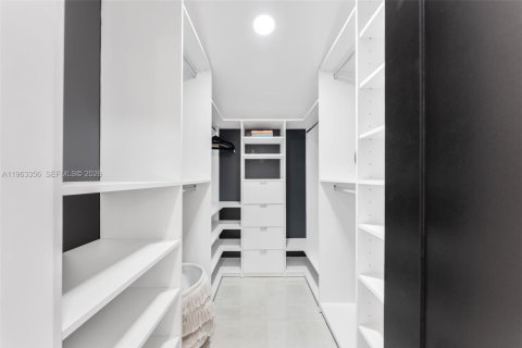 Villa ou maison à louer à Miami, Floride: 3 chambres, 142.88 m2 № 2025184 - photo 11