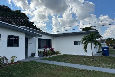 Villa ou maison à Miami Gardens, Floride 4 chambres, 103.86 m2 № 2065234