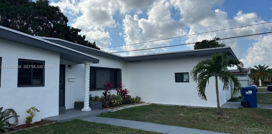 Villa ou maison à Miami Gardens, Floride 4 chambres, 103.86 m2 № 2065234