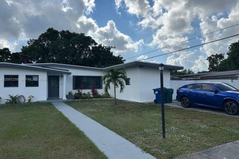 Villa ou maison à vendre à Miami Gardens, Floride: 4 chambres, 103.86 m2 № 2065234 - photo 3