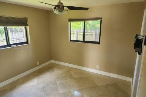 Снять в аренду квартиру в Форт-Лодердейл, Флорида 1 спальня, 201.23м2, № 1972665 - фото 1