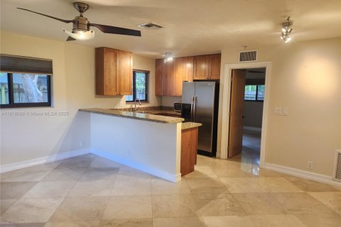 Снять в аренду квартиру в Форт-Лодердейл, Флорида 1 спальня, 201.23м2, № 1972665 - фото 3