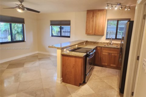 Снять в аренду квартиру в Форт-Лодердейл, Флорида 1 спальня, 201.23м2, № 1972665 - фото 4