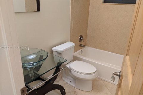 Снять в аренду квартиру в Форт-Лодердейл, Флорида 1 спальня, 201.23м2, № 1972665 - фото 7