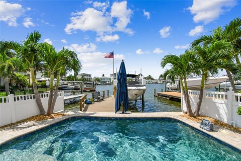 House in Redington Beach, Florida 3 bedrooms, 285.4 sq.m. № 1784411 - photo 1