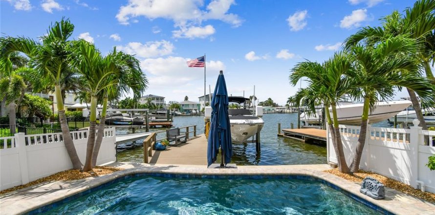 House in Redington Beach, Florida 3 bedrooms, 285.4 sq.m. № 1784411