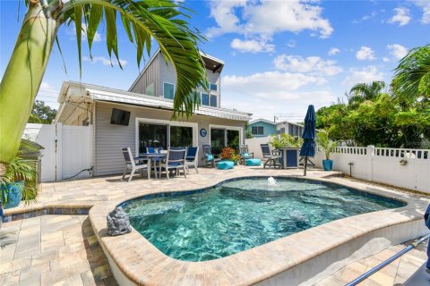 House in Redington Beach, Florida 3 bedrooms, 285.4 sq.m. № 1784411 - photo 7