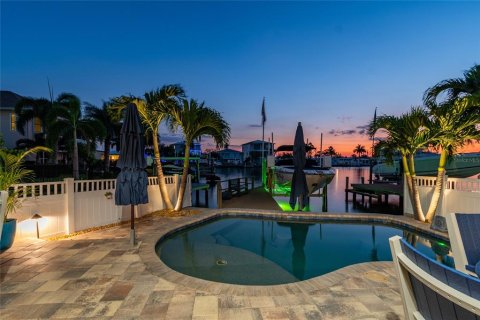 House in Redington Beach, Florida 3 bedrooms, 285.4 sq.m. № 1784411 - photo 8