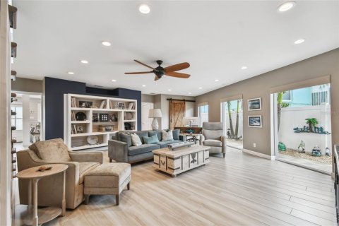 House in Redington Beach, Florida 3 bedrooms, 285.4 sq.m. № 1784411 - photo 15