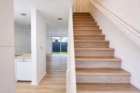 Adosado en alquiler en Miami, Florida, 2 dormitorios, 96.62 m2 № 2025940 - foto 3