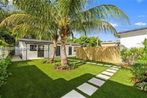 Propiedad comercial en alquiler en Miami, Florida, 229.75 m2 № 1999726 - foto 2