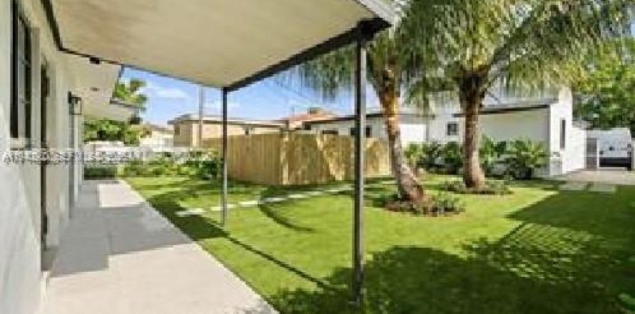 Propiedad comercial en Miami, Florida 229.75 m2 № 1999726