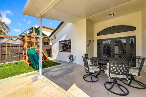 Casa en venta en Cutler Bay, Florida, 3 dormitorios, 160.54 m2 № 2029935 - foto 29