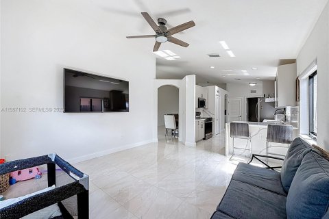Casa en venta en Cutler Bay, Florida, 3 dormitorios, 160.54 m2 № 2029935 - foto 15