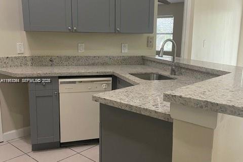 Copropriété à vendre à Sunrise, Floride: 2 chambres, 95.13 m2 № 2081396 - photo 2