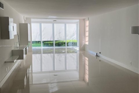 Condo in Pompano Beach, Florida, 3 bedrooms  № 2068831