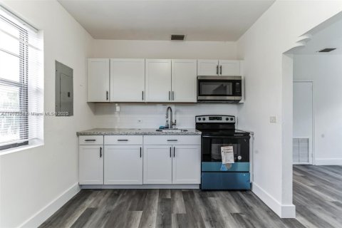 Снять в аренду виллу или дом в Майами, Флорида 2 спальни, 153.1м2, № 1963875 - фото 2