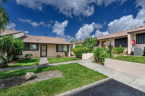 Copropriété à louer à Punta Gorda, Floride: 2 chambres, 98.29 m2 № 2313464 - photo 2