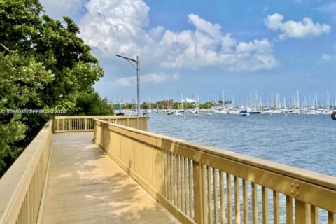 Casa en venta en Miami, Florida, 3 dormitorios № 2432977 - foto 17