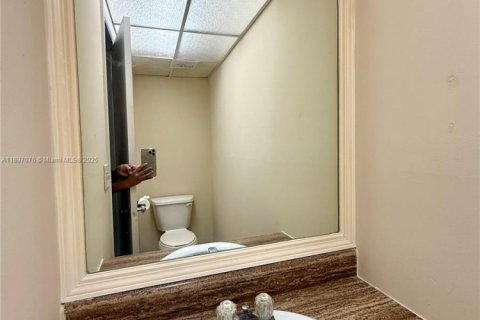 Condo in Lauderhill, Florida, 1 bedroom  № 1954169 - photo 9