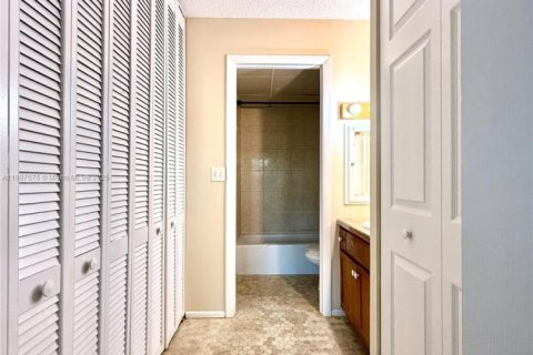 Condo in Lauderhill, Florida, 1 bedroom  № 1954169 - photo 15
