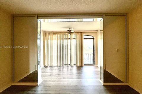 Condo in Lauderhill, Florida, 1 bedroom  № 1954169 - photo 12
