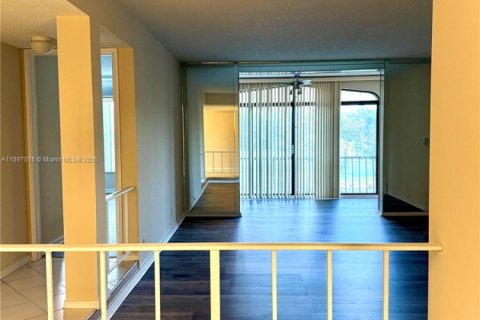 Condo in Lauderhill, Florida, 1 bedroom  № 1954169 - photo 11