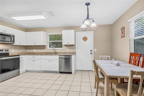 House in New Smyrna Beach, Florida 4 bedrooms, 114.64 sq.m. № 2141115 - photo 9