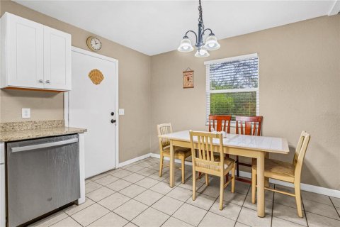 House in New Smyrna Beach, Florida 4 bedrooms, 114.64 sq.m. № 2141115 - photo 12