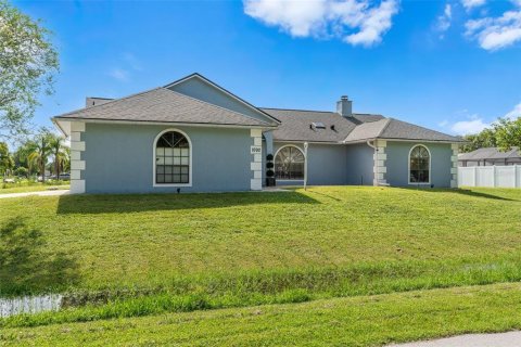 House in Palm Bay, Florida 3 bedrooms, 165.18 sq.m. № 1888429 - photo 3