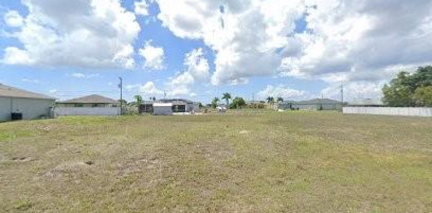 Land in Cape Coral, Florida № 989312