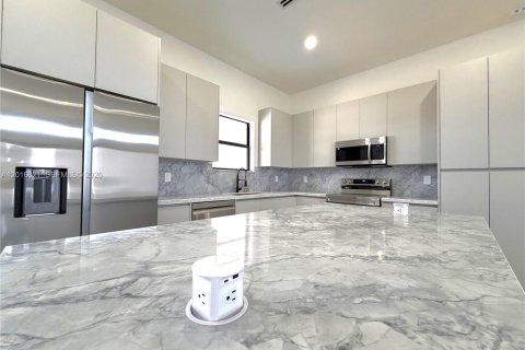 Casa en venta en Naples, Florida, 4 dormitorios, 186.18 m2 № 2084896 - foto 5