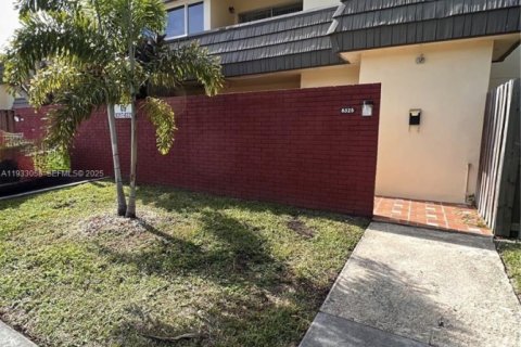 Touwnhouse à louer à Miami, Floride: 2 chambres, 125.05 m2 № 1991864 - photo 1